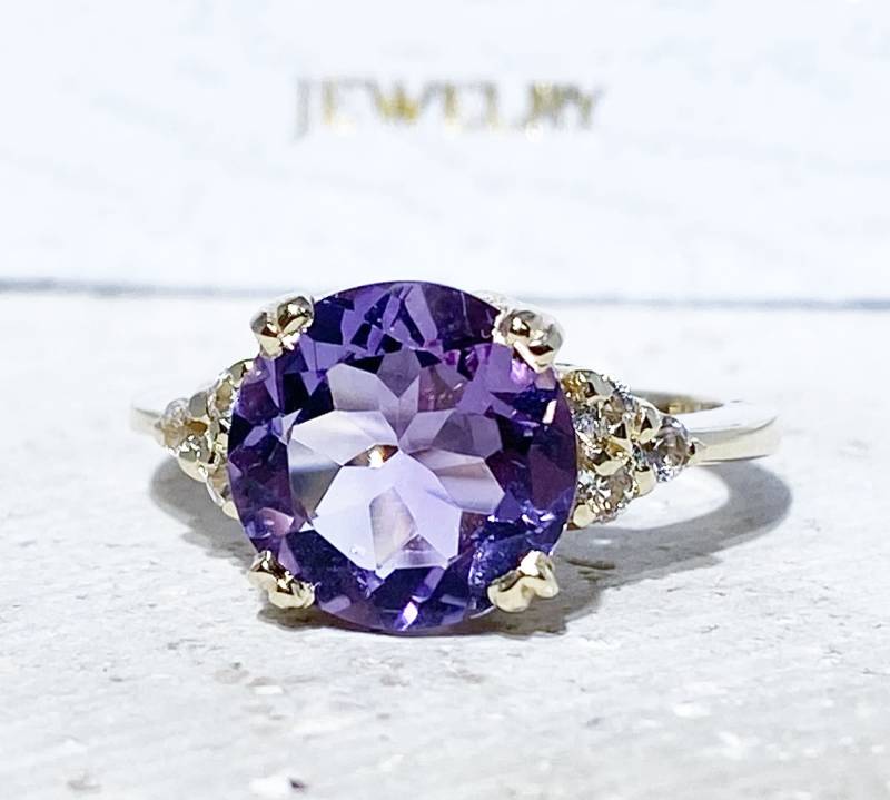 Lila Amethyst Ring - Februar Geburtsstein Goldring Statement Verlobungsring Runder Cocktail von HolyLandJewelry