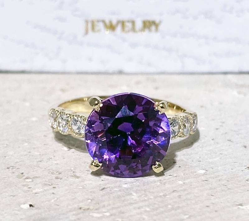 Lila Amethyst Ring - Februar Geburtsstein Statement Gold Verlobungsring Runder Cocktail Prong von HolyLandJewelry