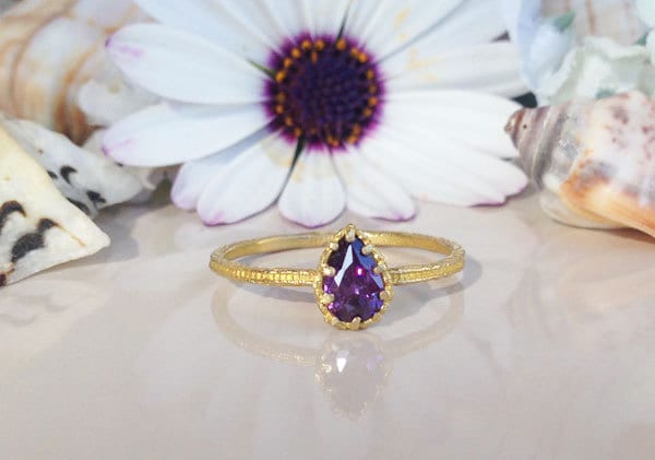 Lila Amethyst Ring - Tropfen Edelstein Februar Geburtsstein Gehämmerter Schlichter Gold Zarter von HolyLandJewelry