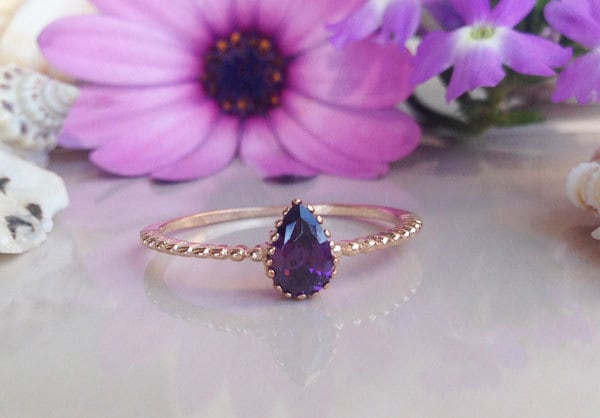 Lila Amethyst Ring - Tropfen Edelstein Februar Geburtsstein Schlichter Goldring Zarter Stapelring von HolyLandJewelry