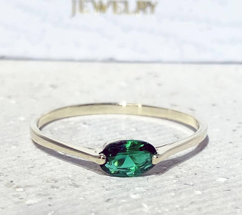 Mai Geburtsstein Schmuck - Smaragd Ring Dünner Prong Stapelbarer Edelstein Gold von HolyLandJewelry