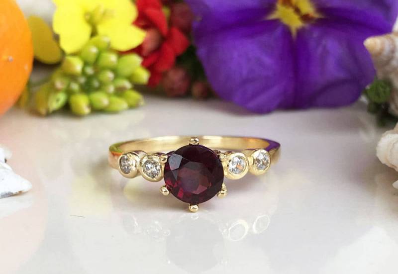 Mosambik Granat Ring - Echter Edelstein Januar Geburtsstein Stapelring Goldring Roter Kleiner Schlichter Schmuck Mosambik Granat Ring - Echter Edelstein Januar Geburtsstein Stapelring Goldring Roter Kleiner Schlichter Schmuck von HolyLandJewelry