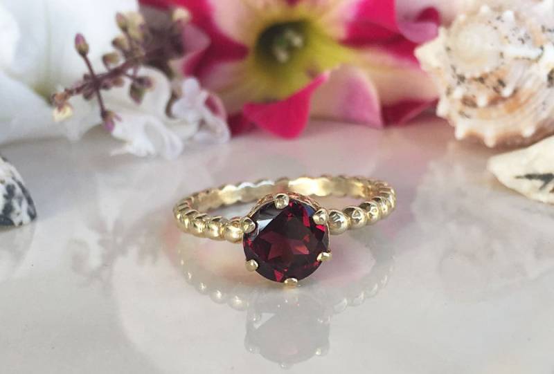 Mosambik Granat Ring - Echter Edelstein Januar Geburtsstein Stapelring Runder Goldring Prong Roter von HolyLandJewelry