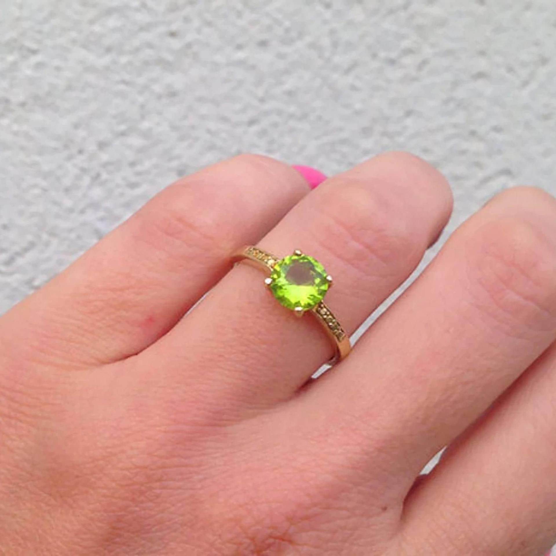 Peridot Ring - August Geburtsstein Edelstein Kleiner Stapelring Runder Goldring Schlichter Schmuck von HolyLandJewelry