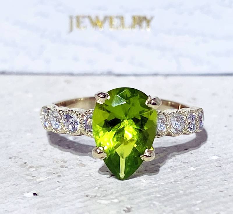 Peridot Ring - August Geburtsstein Goldring Verlobungsring Tropfenring Cocktailring Edelstein Band Statement von HolyLandJewelry