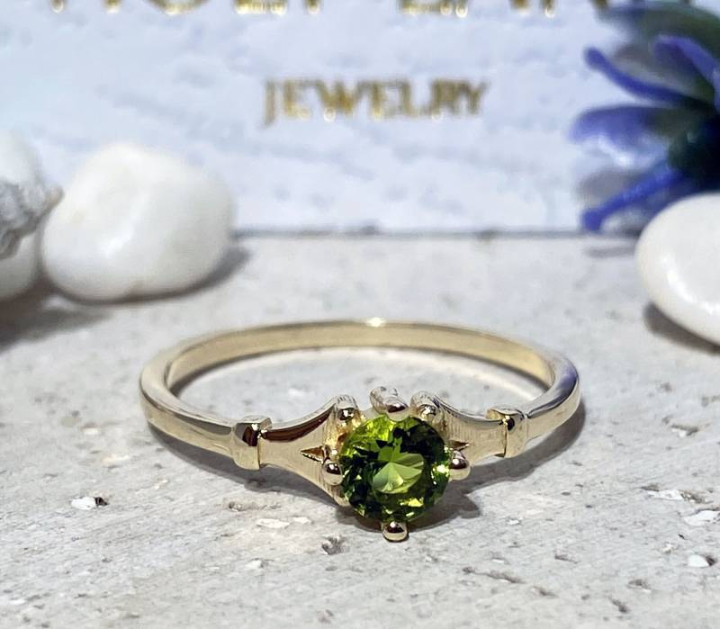 Peridot Ring - August Geburtsstein Hellgrüner Schmaler Zarter Goldring Edelstein Schlichter Schmuck Peridot Ring - August Geburtsstein Hellgrüner Schmaler Zarter Goldring Edelstein Schlichter Schmuck von HolyLandJewelry