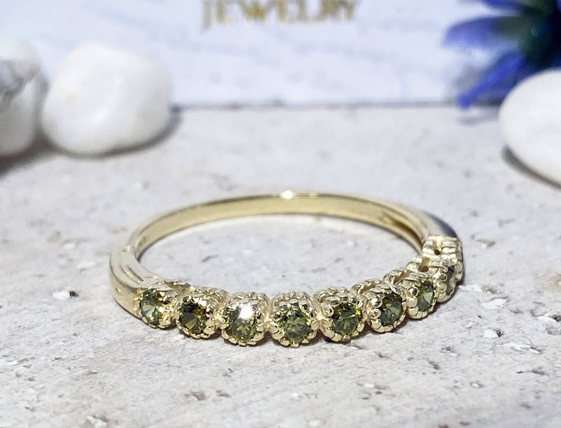 Peridot Ring - August Geburtsstein Lünetten Gold Zarte Edelstein Schlichter Stapel Winziger von HolyLandJewelry