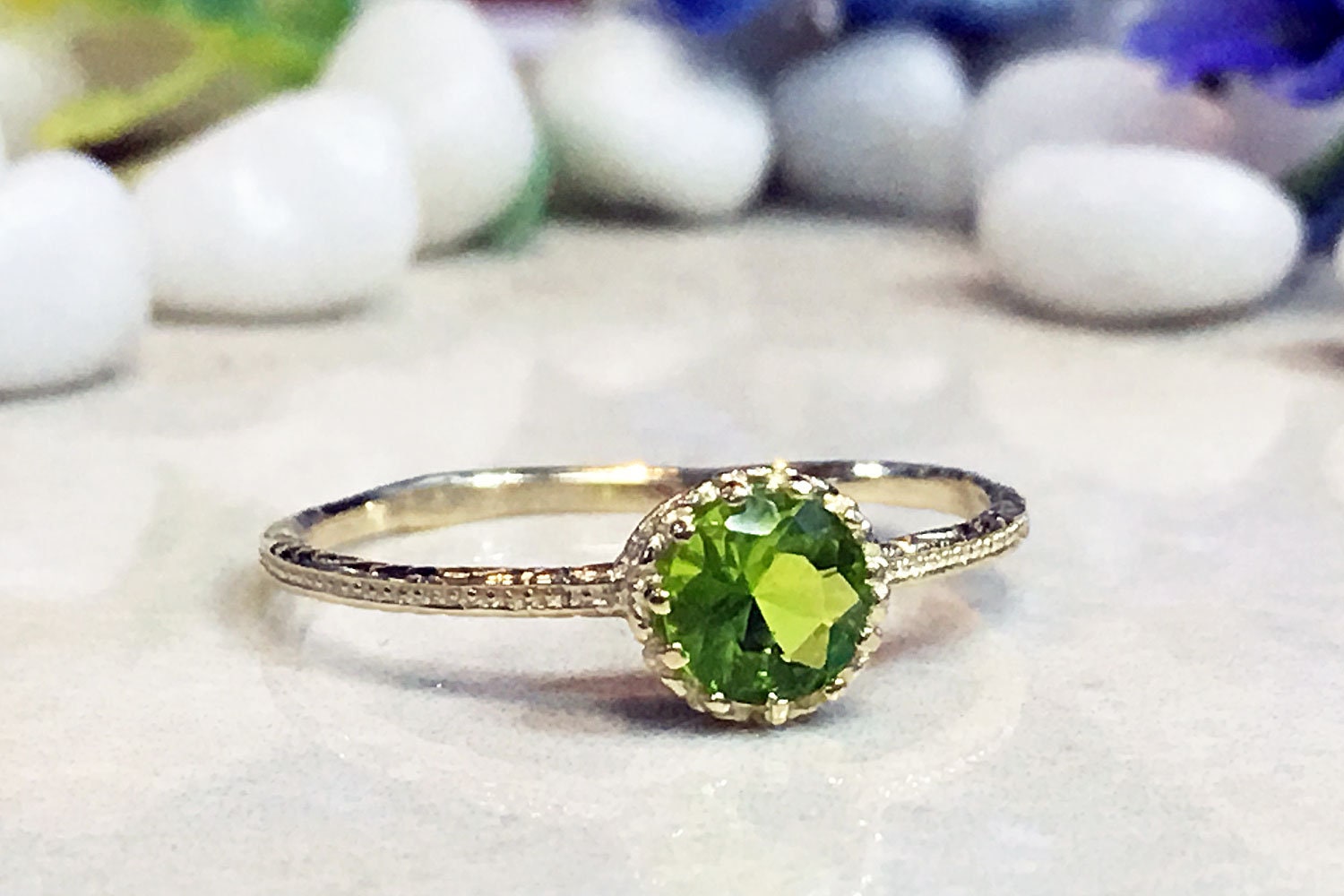 Peridot Ring - August Geburtsstein Runder Schmaler Zarter Gold Edelstein Gehämmerter Schlichter von HolyLandJewelry