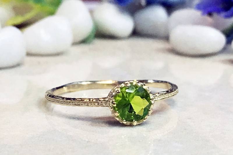 Peridot Ring - August Geburtsstein Runder Schmaler Zarter Gold Edelstein Gehämmerter Schlichter von HolyLandJewelry