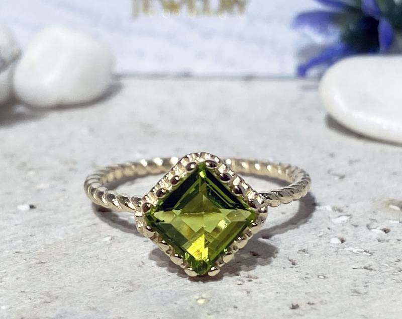 Peridot Ring - August Geburtsstein Schlichter Schmuck Zarter Gold Edelstein Vierkant Band Twist Peridot Ring - August Geburtsstein Schlichter Schmuck Zarter Gold Edelstein Vierkant Band Twist von HolyLandJewelry