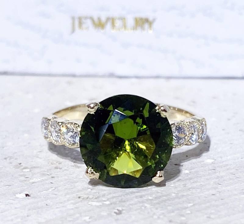 Peridot Ring - August Geburtsstein Statement Goldring Verlobungsring Runder Cocktail Ring Prong von HolyLandJewelry
