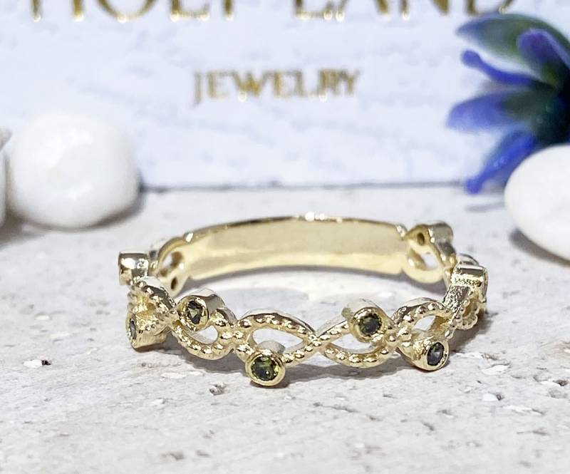 Peridot Ring - Edelstein Infinity August Geburtsstein Grüner Stein Schlichter Zargenring Goldring Stapelring von HolyLandJewelry