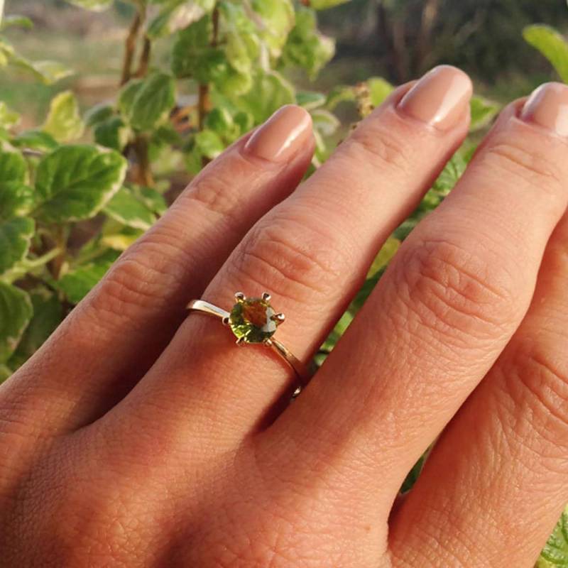 Peridot Ring - Goldring Schlichter Prong Solitär August Geburtsstein Runder Edelstein Peridot Ring - Goldring Schlichter Prong Solitär August Geburtsstein Runder Edelstein von HolyLandJewelry