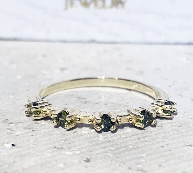 Peridot Ring - Stapelring Hellgrüner Schmaler Winziger Zierlicher August Geburtsstein Gold Peridot Ring - Stapelring Hellgrüner Schmaler Winziger Zierlicher August Geburtsstein Gold von HolyLandJewelry