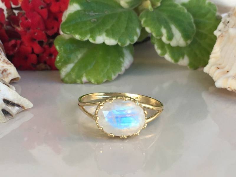 Regenbogen Mondstein Ring - Edelstein Juni Geburtsstein Schmuck Gold Stapelring Lünette Zierlicher von HolyLandJewelry