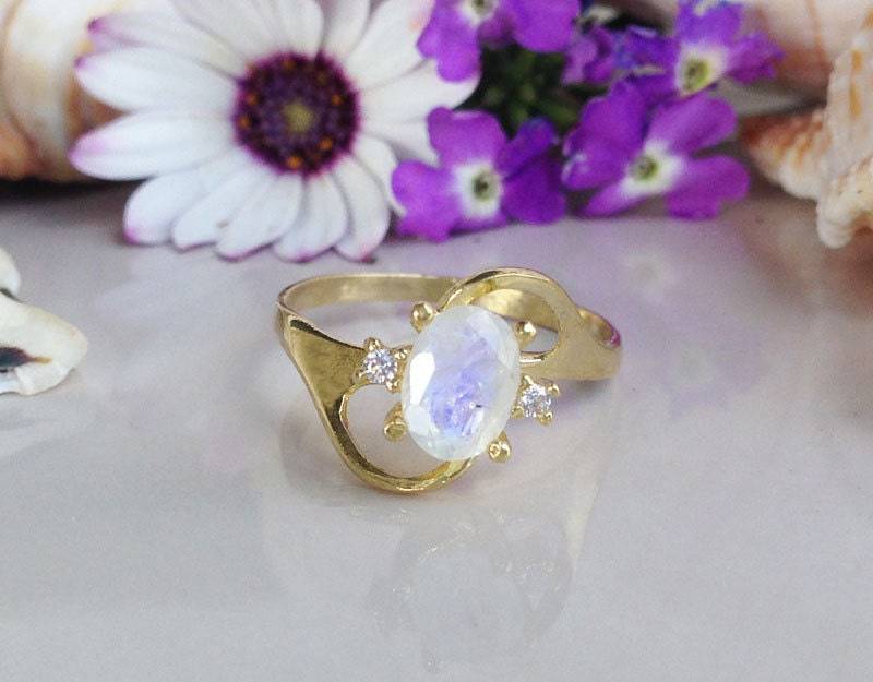Regenbogen Mondstein Ring - Gold Schlichter Edelstein Stapelring Juni Geburtsstein Oval Regenbogen Mondstein Ring - Gold Schlichter Edelstein Stapelring Juni Geburtsstein Oval von HolyLandJewelry