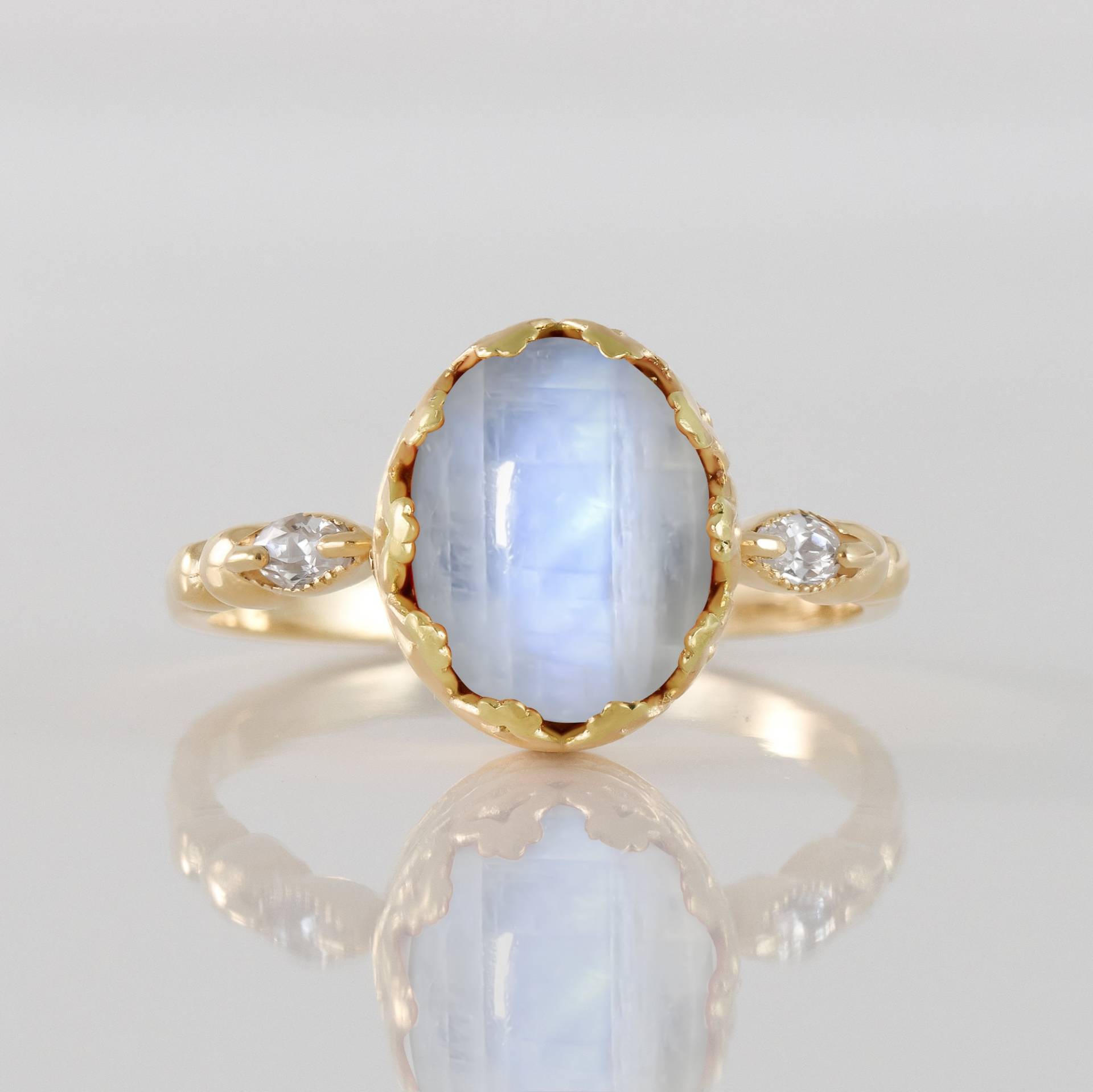 Regenbogen Mondstein Ring - Juni Geburtsstein Echter Statement Gold Ovaler Kronen Lünette Edelstein Band von HolyLandJewelry