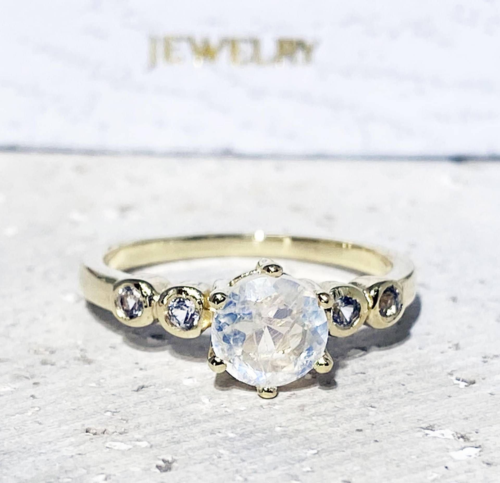 Regenbogen Mondstein Ring - Juni Geburtsstein Gold Stapelring Prong Zierlicher Winziger Schlichter Schmuck von HolyLandJewelry