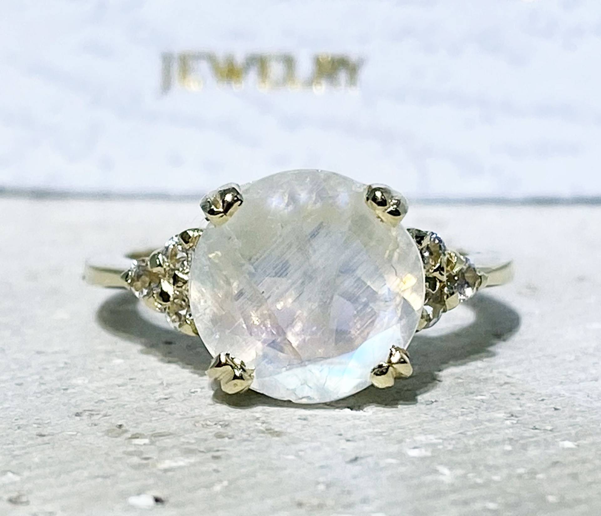 Regenbogen Mondstein Ring - Juni Geburtsstein Statement Gold Verlobungsring Runder Cocktail Prong von HolyLandJewelry