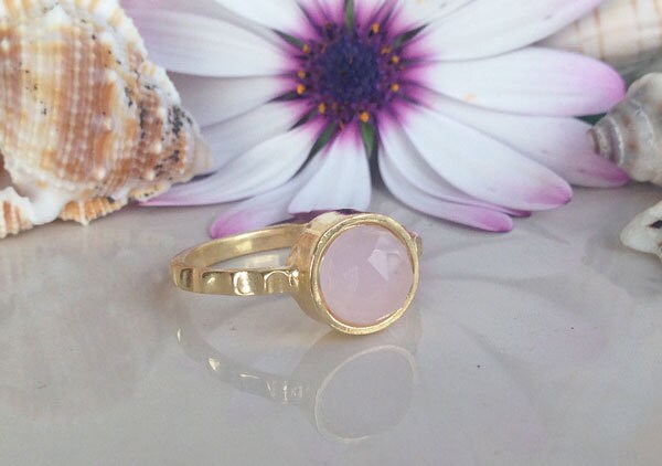 Rosa Chalcedon Ring - Rosenquarz Edelstein Gold Oktober Geburtsstein Schlichter Runder von HolyLandJewelry
