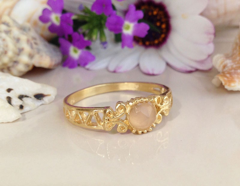 Rosa Chalcedon Ring - Rosenquarz Gold Filigraner Vintage Band Kleiner Schlichter Schmuck Spitzen von HolyLandJewelry
