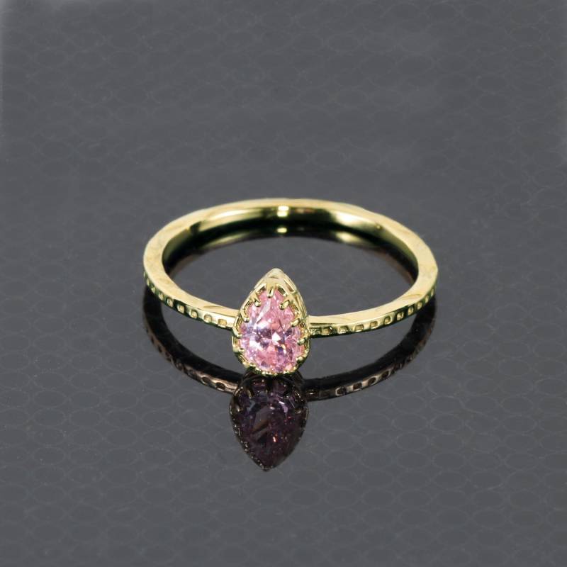 Rosenquarz Ring - Oktober Geburtsstein Gehämmerter Gold Zarte Birne Tropfen Rosa Quarz von HolyLandJewelry