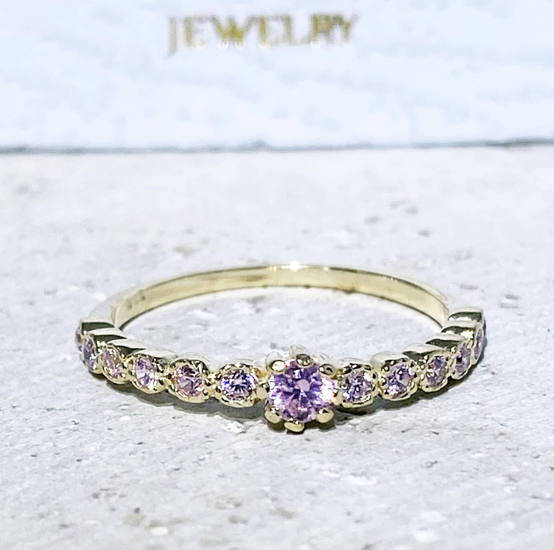 Rosenquarz Ring - Oktober Geburtsstein Winziger Gold Schmaler Stapel Zierlicher Lünettenring Rosa -Zarter von HolyLandJewelry