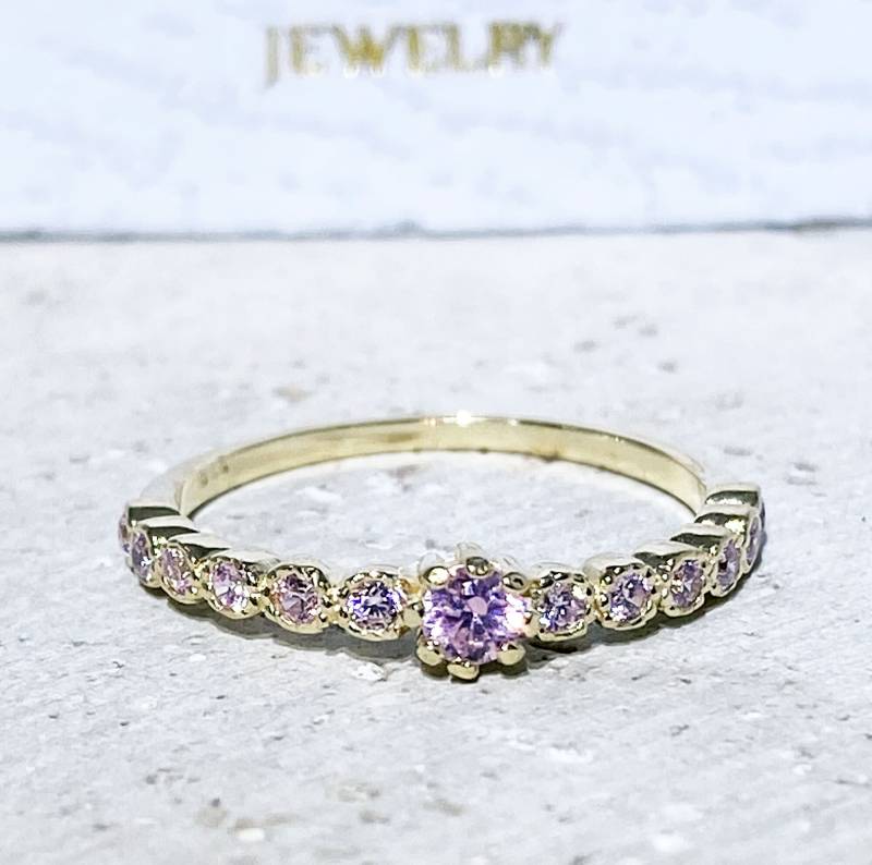 Rosenquarz Ring - Oktober Geburtsstein Winziger Gold Schmaler Stapel Zierlicher Lünettenring Rosa -Zarter von HolyLandJewelry