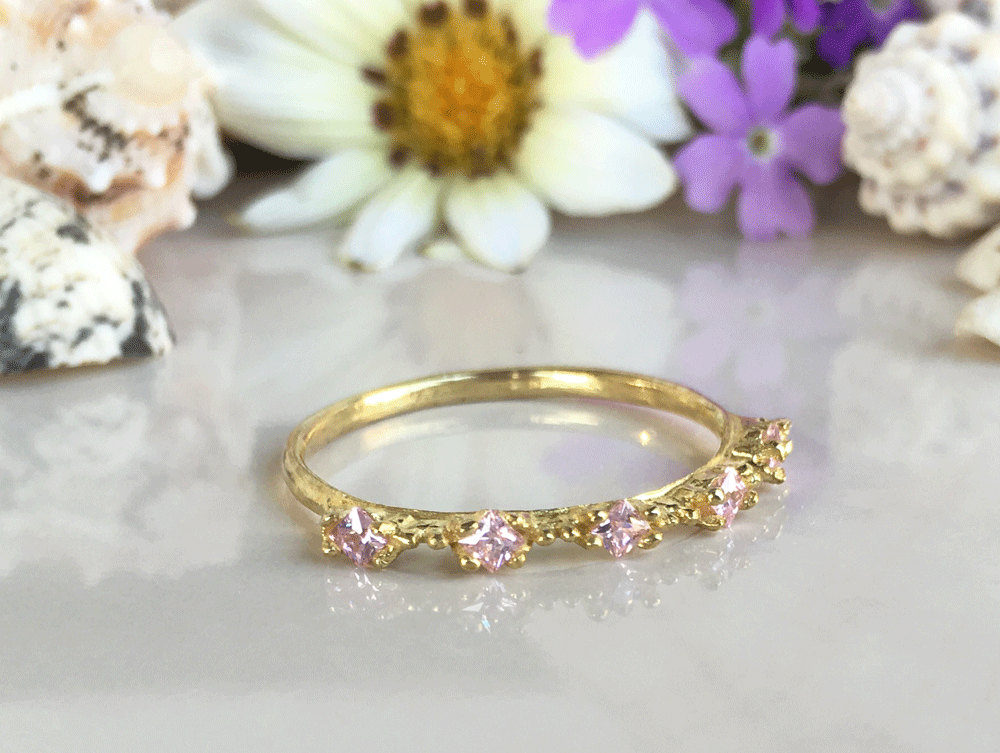 Rosenquarz Ring - Winziger Gold Schmaler Stapel Zierlicher Prong Set Rosa Oktober Geburtsstein von HolyLandJewelry