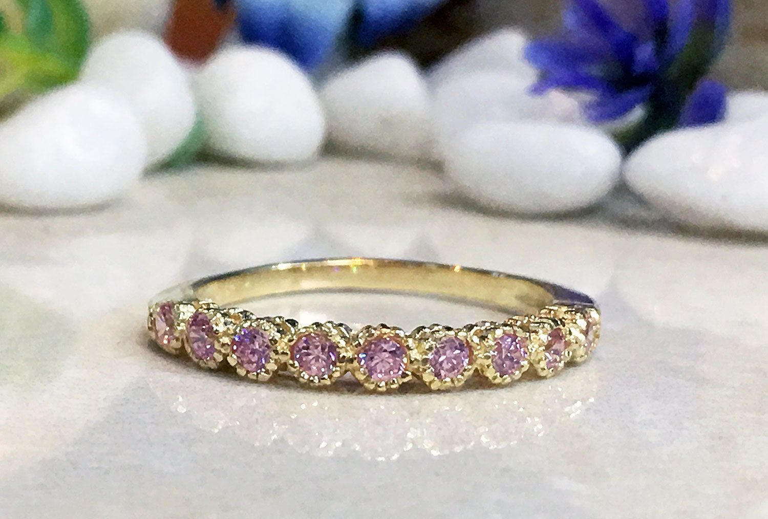 Rosenquarz Ring - Winziger Stapel Zarter Rosa Quarz Oktober Geburtsstein Edelstein von HolyLandJewelry