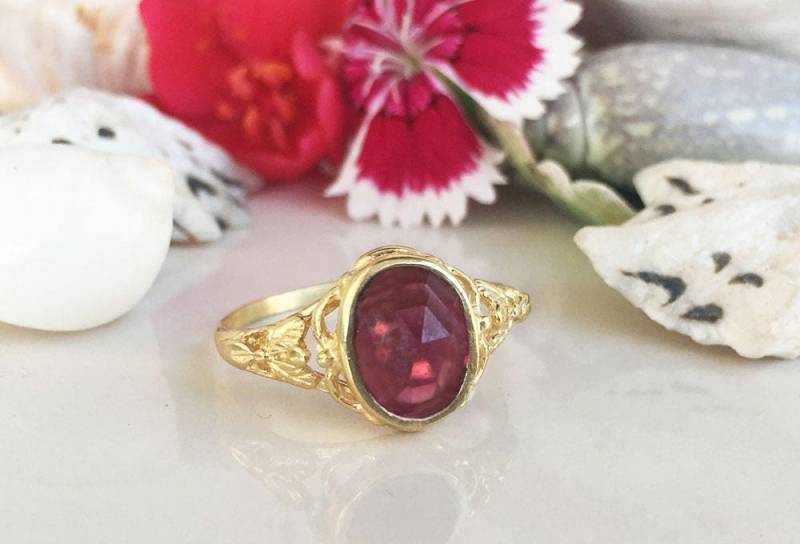 Roter Granat Ring - Echter Edelstein Januar Geburtsstein Goldring Spitzenring Blumenring Zarter Ovaler von HolyLandJewelry