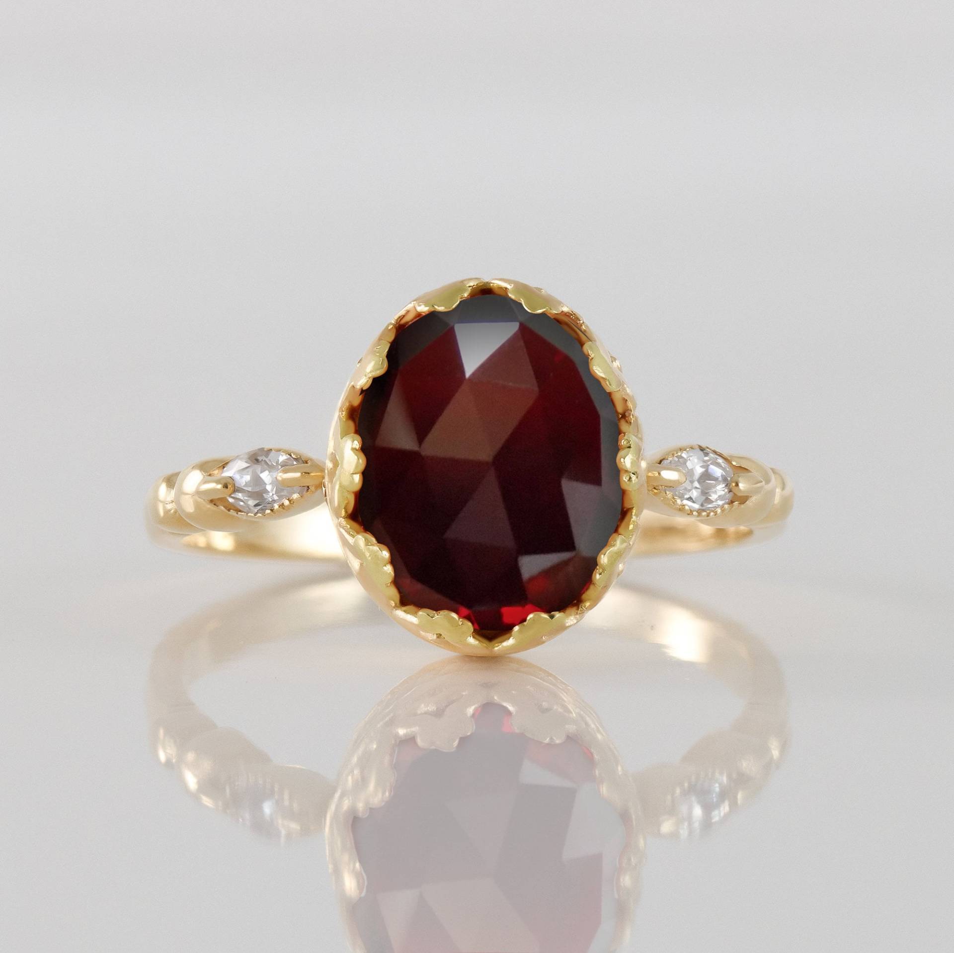 Roter Granat Ring - Echter Edelstein Januar Geburtsstein Statement Oval Zarte Band von HolyLandJewelry