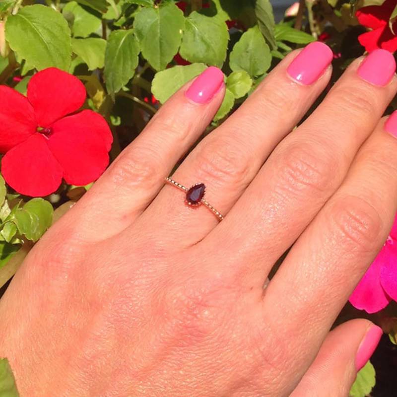 Roter Granat Ring - Echter Edelstein Minimal Stapel Zarter Januar Geburtsstein Tropfen von HolyLandJewelry