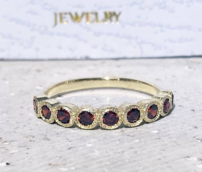 Roter Granat Ring - Januar Halber Eternity Stapelring Zierlicher Edelstein Band Schlichter Schmuck Lünette Roter Granat Ring - Januar Halber Eternity Stapelring Zierlicher Edelstein Band Schlichter Schmuck Lünette von HolyLandJewelry