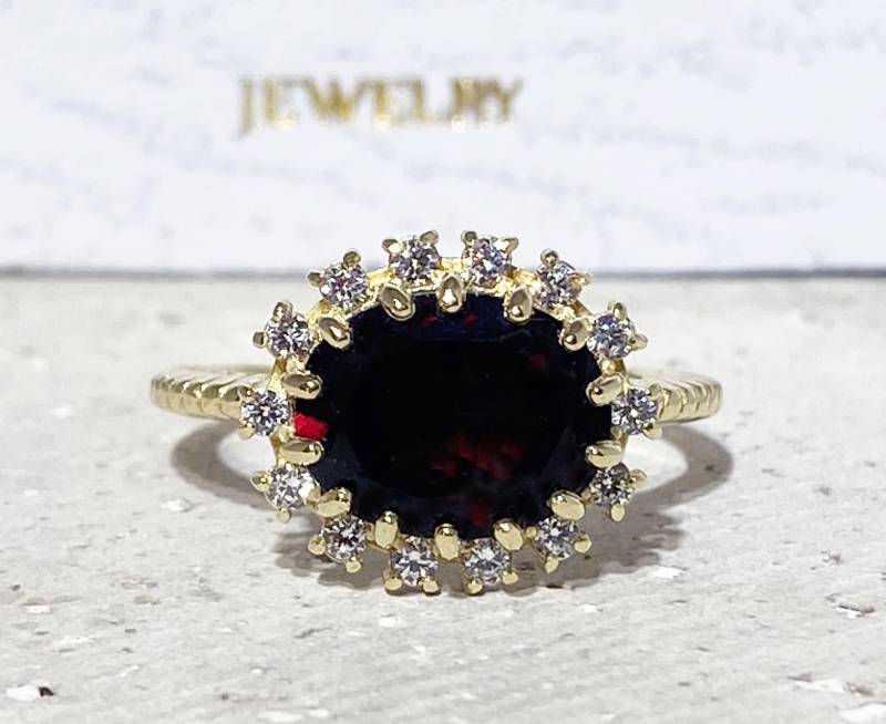 Roter Granat Ring - Januar Statement Goldring Verlobungsring Ovalring Cocktailring Edelstein Band Twist von HolyLandJewelry