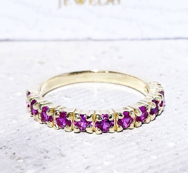 Rubin Ring - Goldring Stapelring Zierlicher Fuchsia Juli Geburtsstein Prong Halb Eternity von HolyLandJewelry