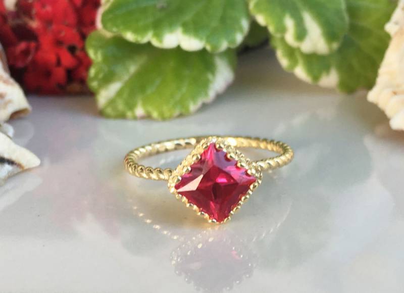 Rubin Ring - Juli Geburtsstein Fuchsia Winziger Viereckiger Gold Zarter Drehring von HolyLandJewelry
