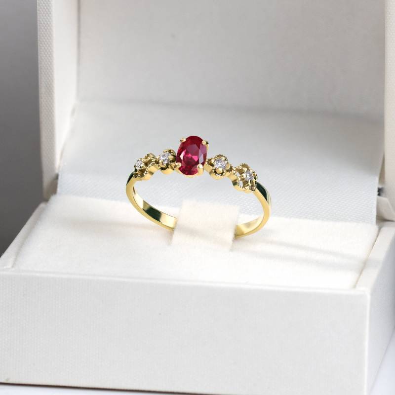 Rubin Ring - Juli Geburtsstein Gold Blumen Stapel Edelstein Fuchsie Schlichter Zarter Prong von HolyLandJewelry