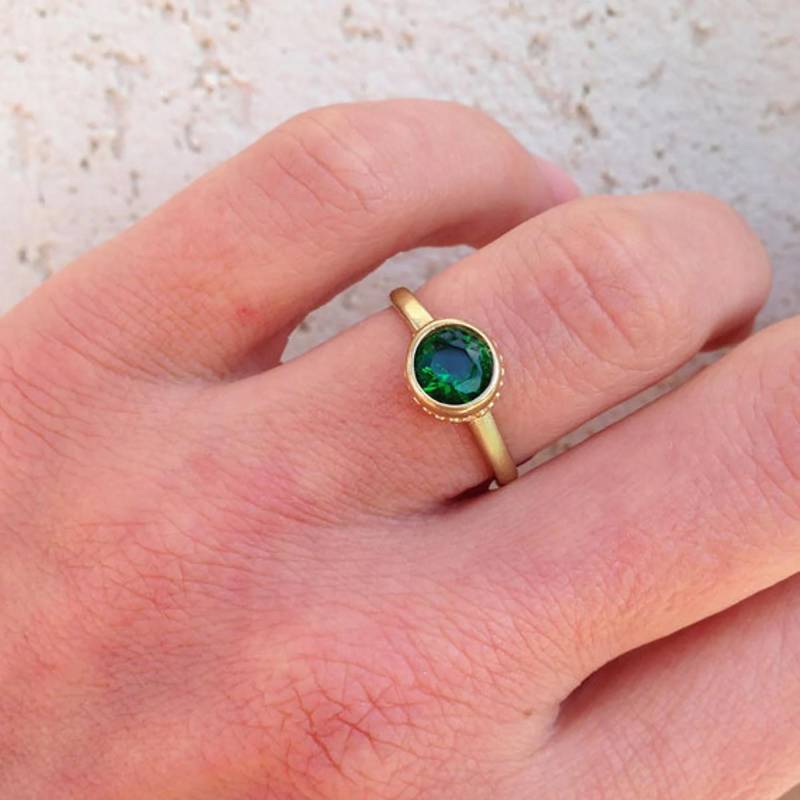 Runder Smaragd Ring - Gold Zarter Stapelring Runder Smaragd Ring - Gold Zarter Stapelring von HolyLandJewelry