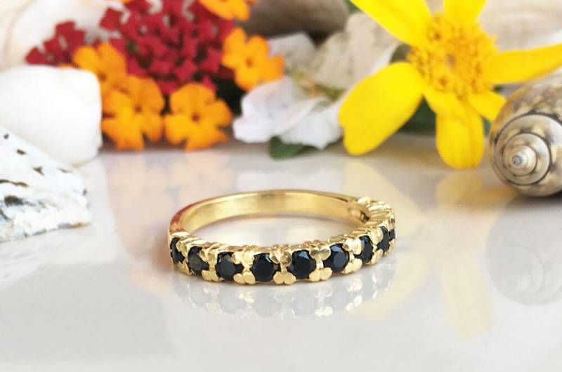 Schwarz Onyx Ring - Dezember Geburtsstein Gold Stapel Prong Set Edelstein Band Schmuck Zierlicher von HolyLandJewelry