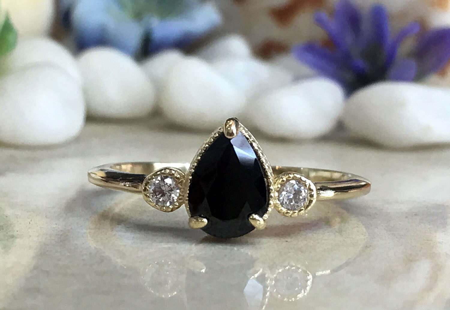 Schwarzer Onyx Ring - Dezember Geburtsstein Stapelring Edelstein Goldring Schmaler Teardrop Lünettenring von HolyLandJewelry