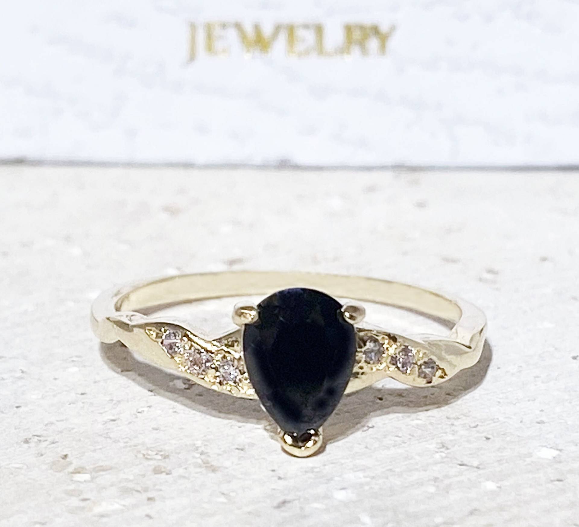 Schwarzer Onyx Ring - Echter Edelstein Dezember Band Schlichter Zarter Goldring Tropfen von HolyLandJewelry