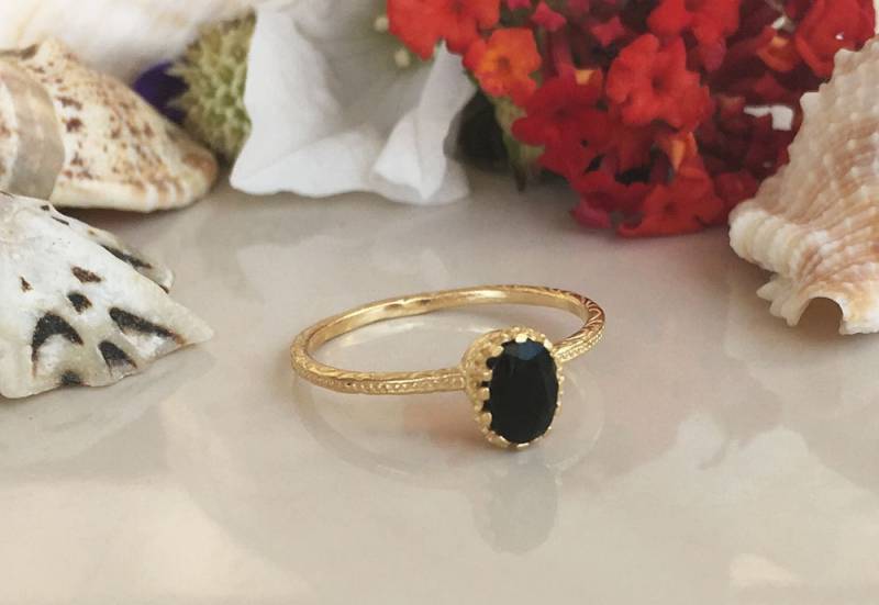 Schwarzer Onyx Ring - Edelstein Schlichter Gehämmerter Dezember Oval von HolyLandJewelry