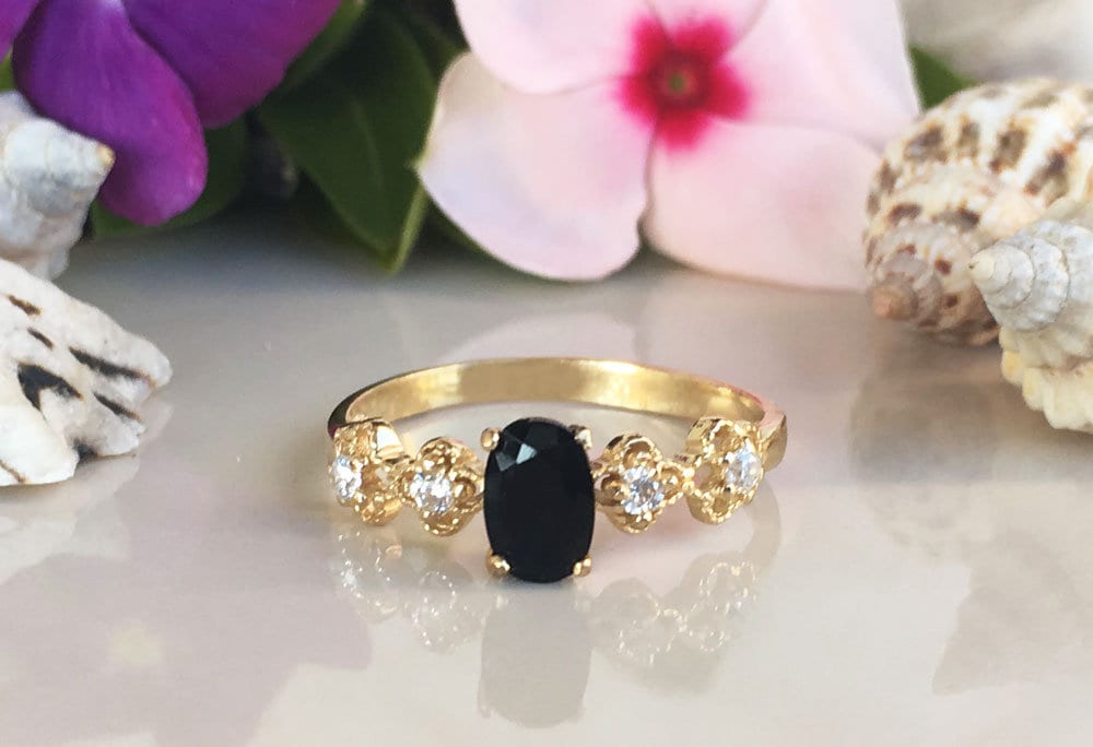 Schwarzer Onyx Ring - Gold Dezember Geburtsstein Stapel Edelstein Blumen Schlichter Zarter Prong von HolyLandJewelry