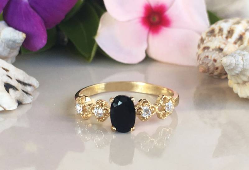 Schwarzer Onyx Ring - Gold Dezember Geburtsstein Stapel Edelstein Blumen Schlichter Zarter Prong von HolyLandJewelry
