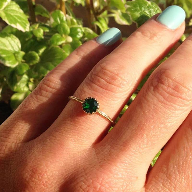 Smaragd Ring - Dünner Gehämmerter Edelstein Stapelring Grüner Mai Geburtsstein Kleiner Zierlicher von HolyLandJewelry