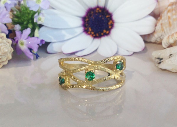 Smaragd Ring - Edelstein Gold Mai Geburtsstein Prong Gehämmerter Grüner Schlichter Zierlicher von HolyLandJewelry