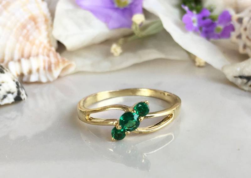 Smaragd Ring - Mai Geburtsstein Gold Kleiner Grüner Stapel Schlichter Zarter von HolyLandJewelry