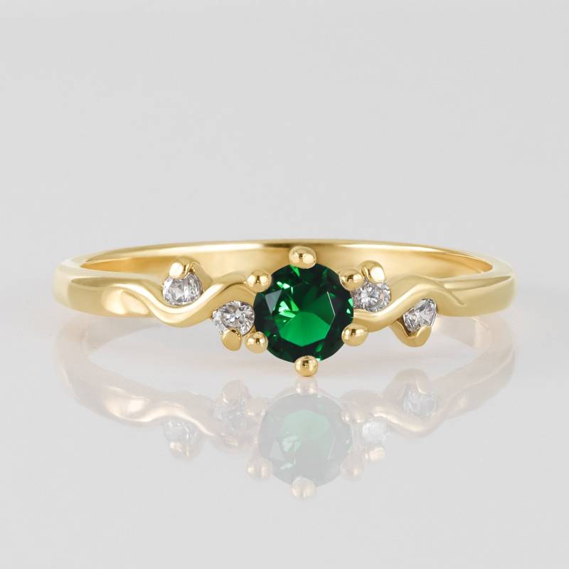 Smaragd Ring - Mai Birthstone Rund Grün Edelstein Prong Set Einfache Zarte Stacking Gold Band von HolyLandJewelry