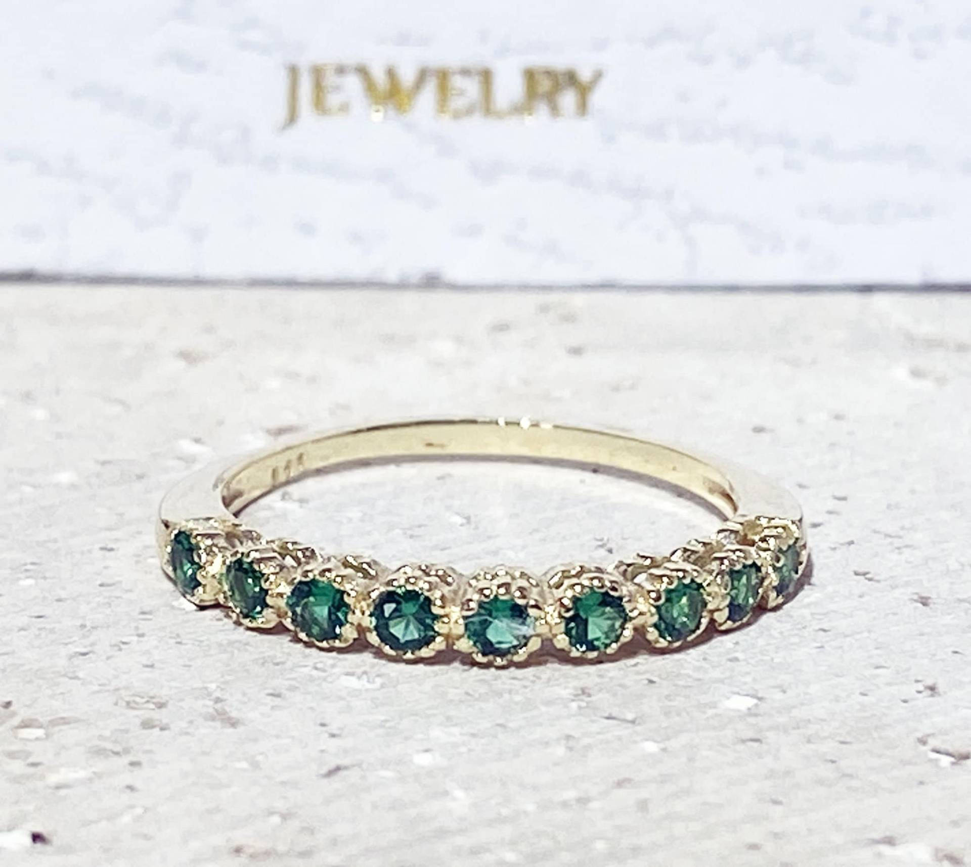 Smaragd Ring - Mai Zarter Stapel Gold Edelstein Band Minimal von HolyLandJewelry